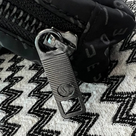 Mirrorify Reflective Black/Black lululemon Everywhere Belt Bag - Picture 5 of 13